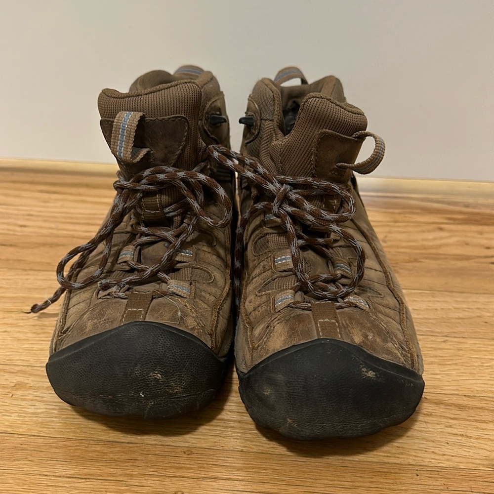 Keen hiking shoes - lightly used and in good condition